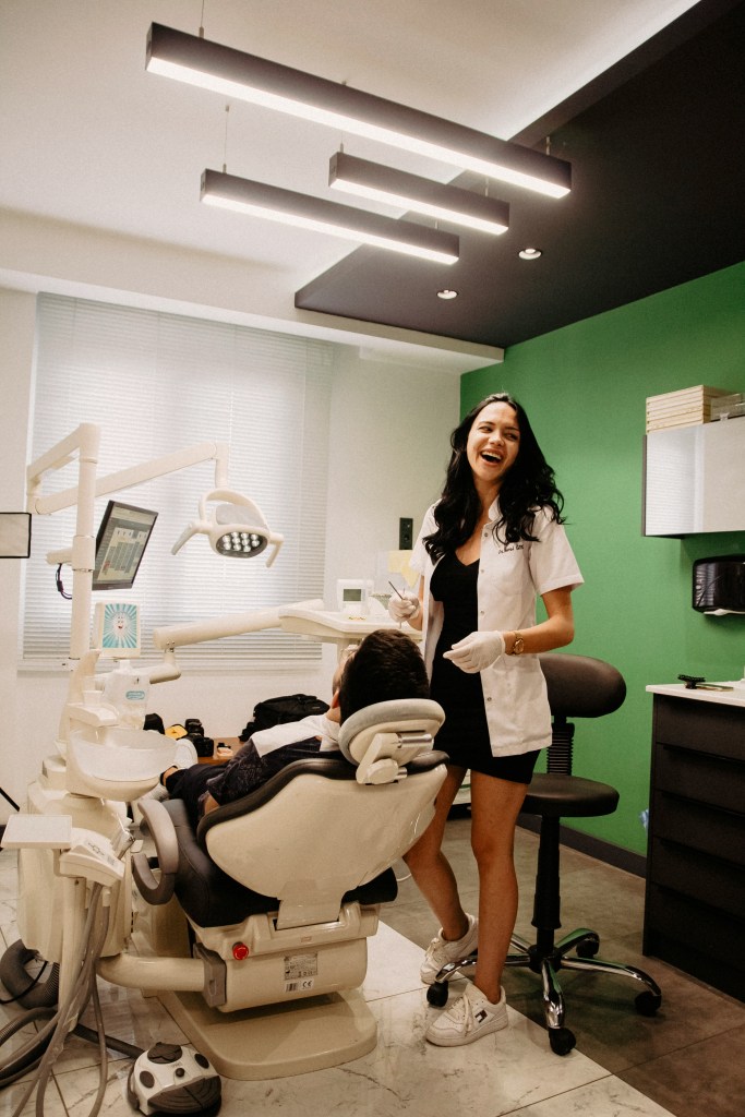 persone allo studio dentistico a Laveno Mombello