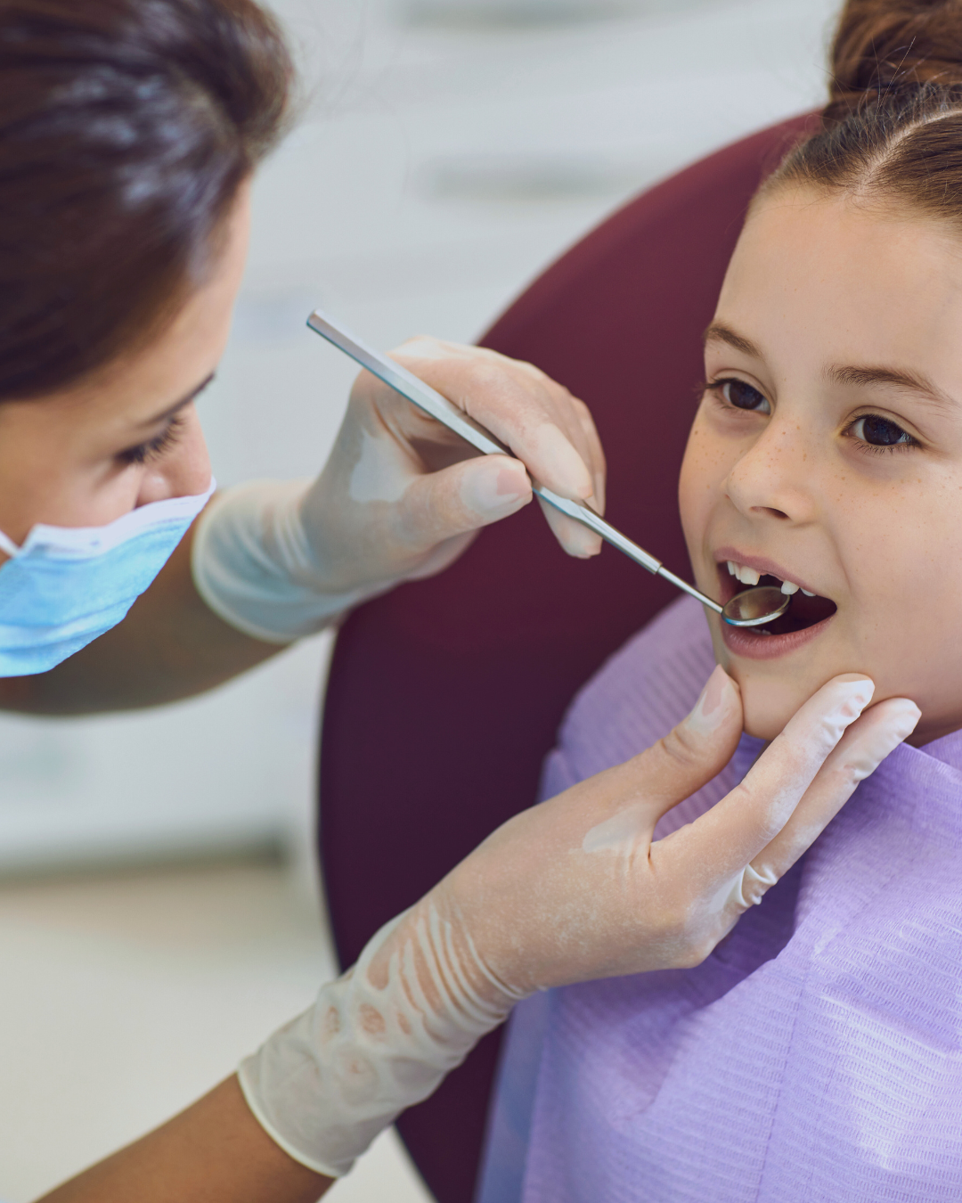 foto di una bambina durante una visita dentistica